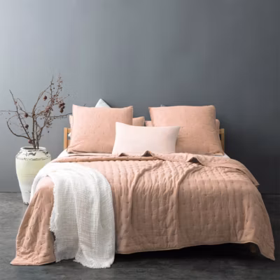 Couvre lit matelassé et moelleux (230×250 cm – Rose Clair)