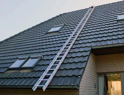 Echelle de couvreur – 2.00m de long – 8 barreaux – Idéal pour monter sur les toits – DL-8