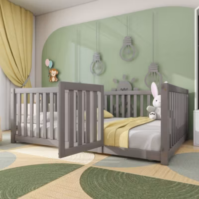 Lit 140×200 cm en bois massif de pin avec barrières 60 cm et petite porte, design bas au sol, gris