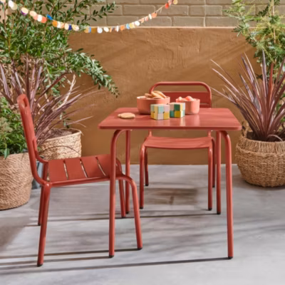 Table de jardin enfant métal + 2 assises terracotta Anna. 48x48cm