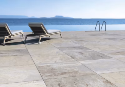 60×60 Lot 2 Dalles ép. 20mm Effet Pierre Peacock Sand R11 (paquet de 0,72m2) – Allocarrelage