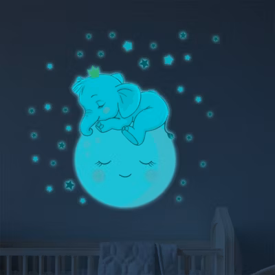 Sticker phosphorescent lumineux – ENFANT BÉBÉ ÉLÉPHANT SUR LA LUNE ET 30 ÉTOILES – Autocollant mural plafond enfant – 125x90cm