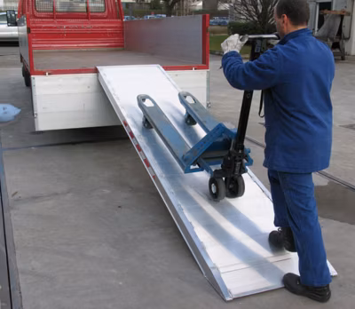 Longueur de rampe 1.80m – Largeur utile: 0.94m – Capacité de charge jusqu&rsquo;à 1000kg – Hauteur à franchir de 540mm – Vendue à